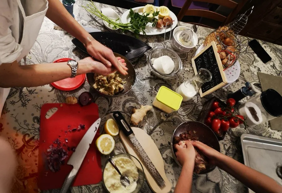 Un gruppo prepara un pasto insieme