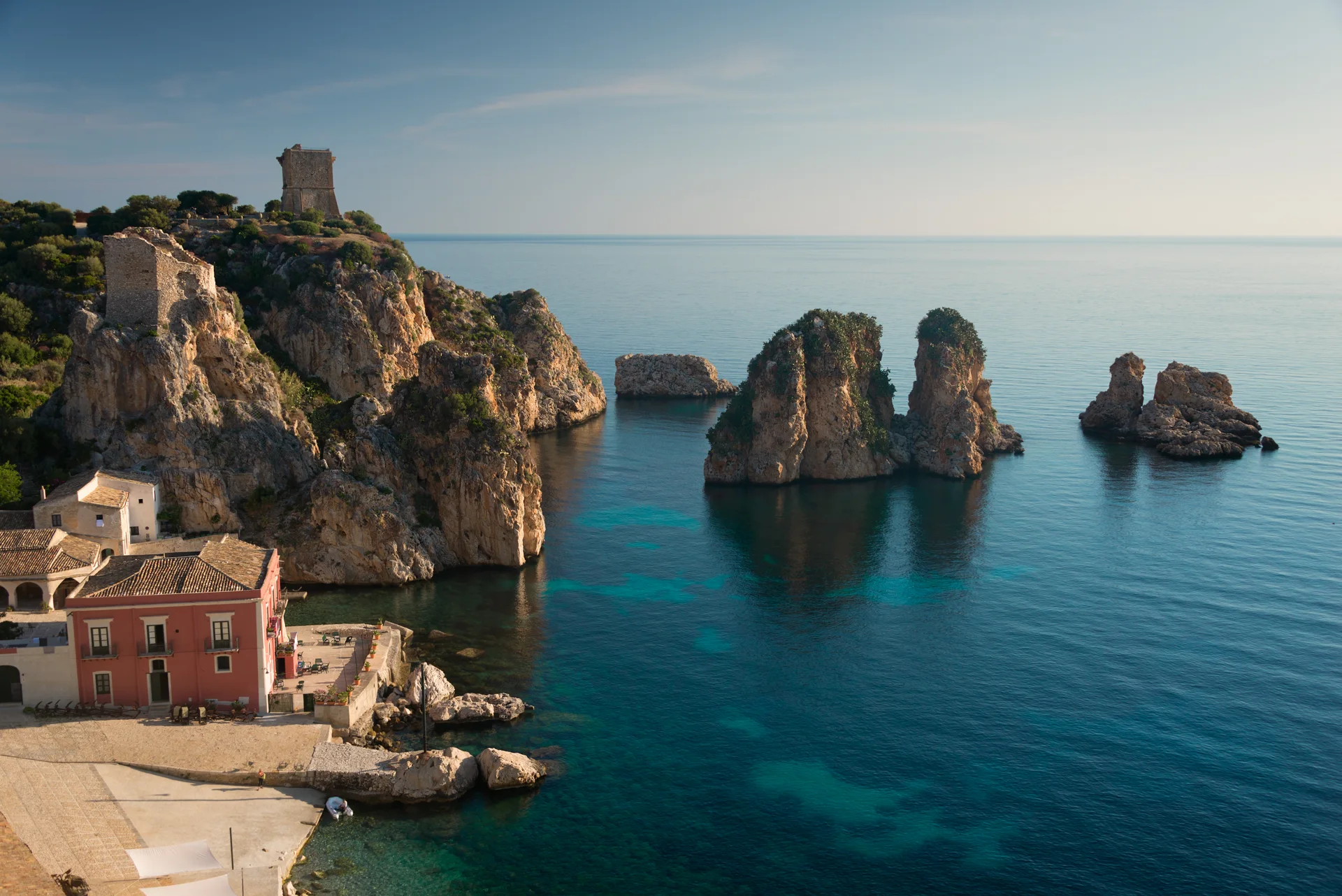 Faraglioni e borgo costiero in Sicilia
